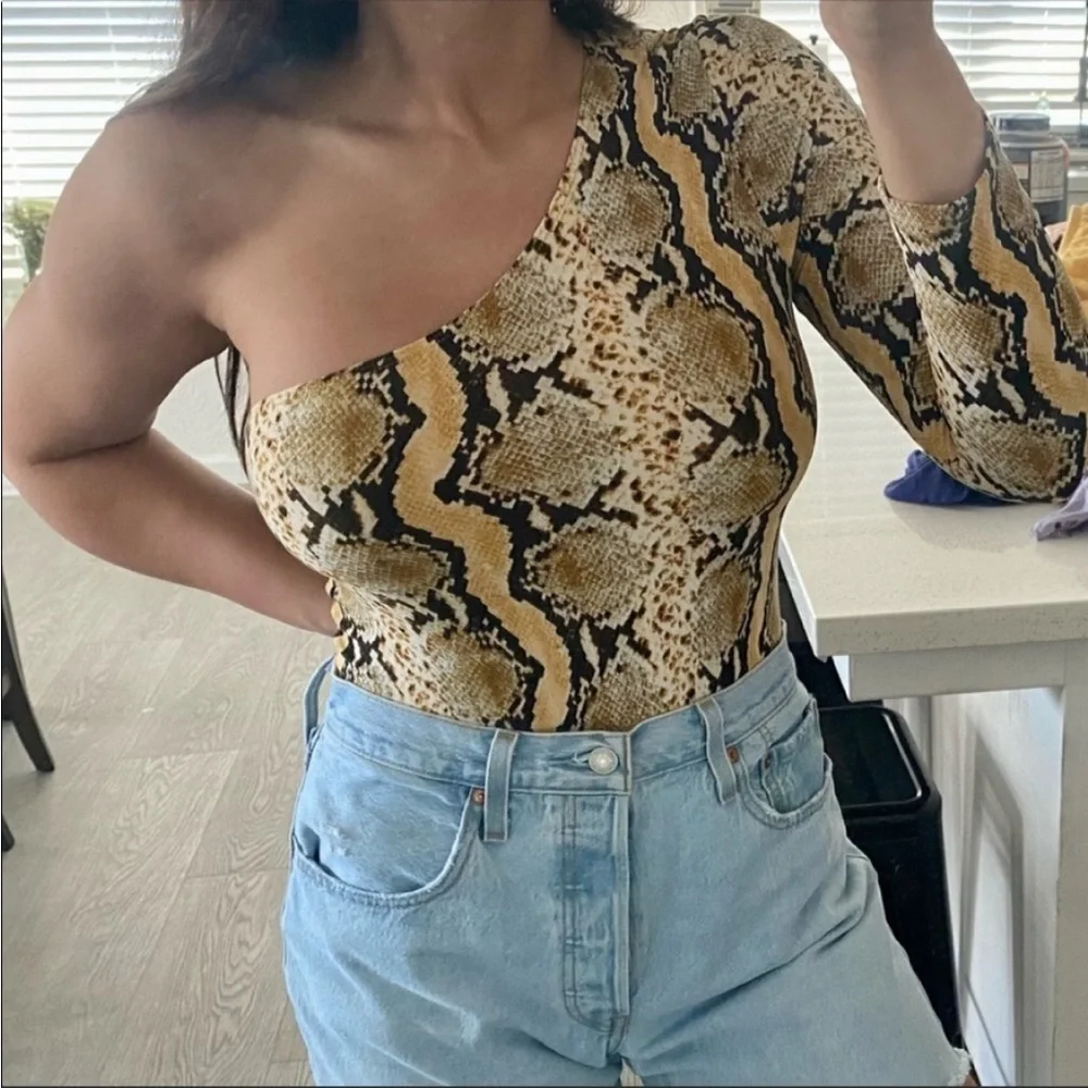 ❌SOLD❌NWOT One Shoulder Snake Skin Bodysuit - Picture 1 of 3